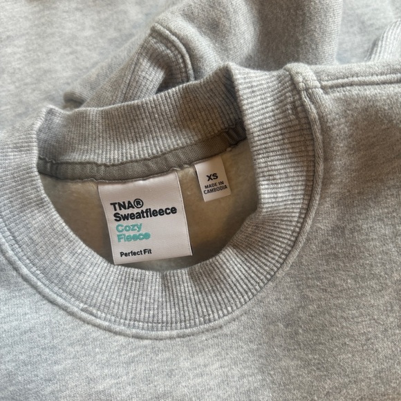 BNWT TNA SweatFleece Cozy Fleece Cropped Sweater - Picture 3 of 12